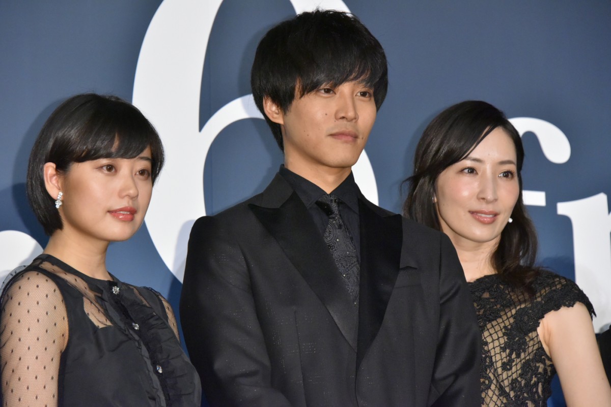 (左から)冨手麻妙、松坂桃李、真飛聖