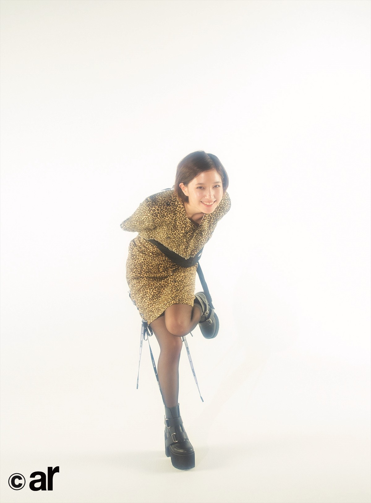 本田翼、谷間も色っぽいキャミワンピで「ar」表紙に登場