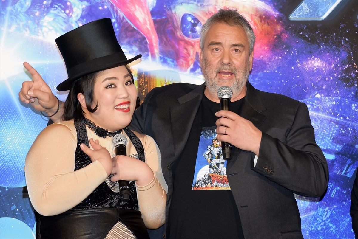 (左から)ゆりやんレトリィバァ、リュック・ベッソン監督