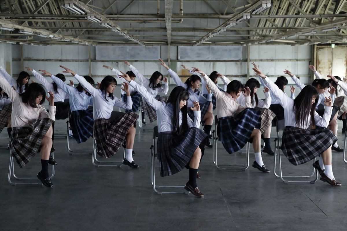 登美丘高校ダンス部コーチが仕掛ける　女子高生25人がシンクロダンス