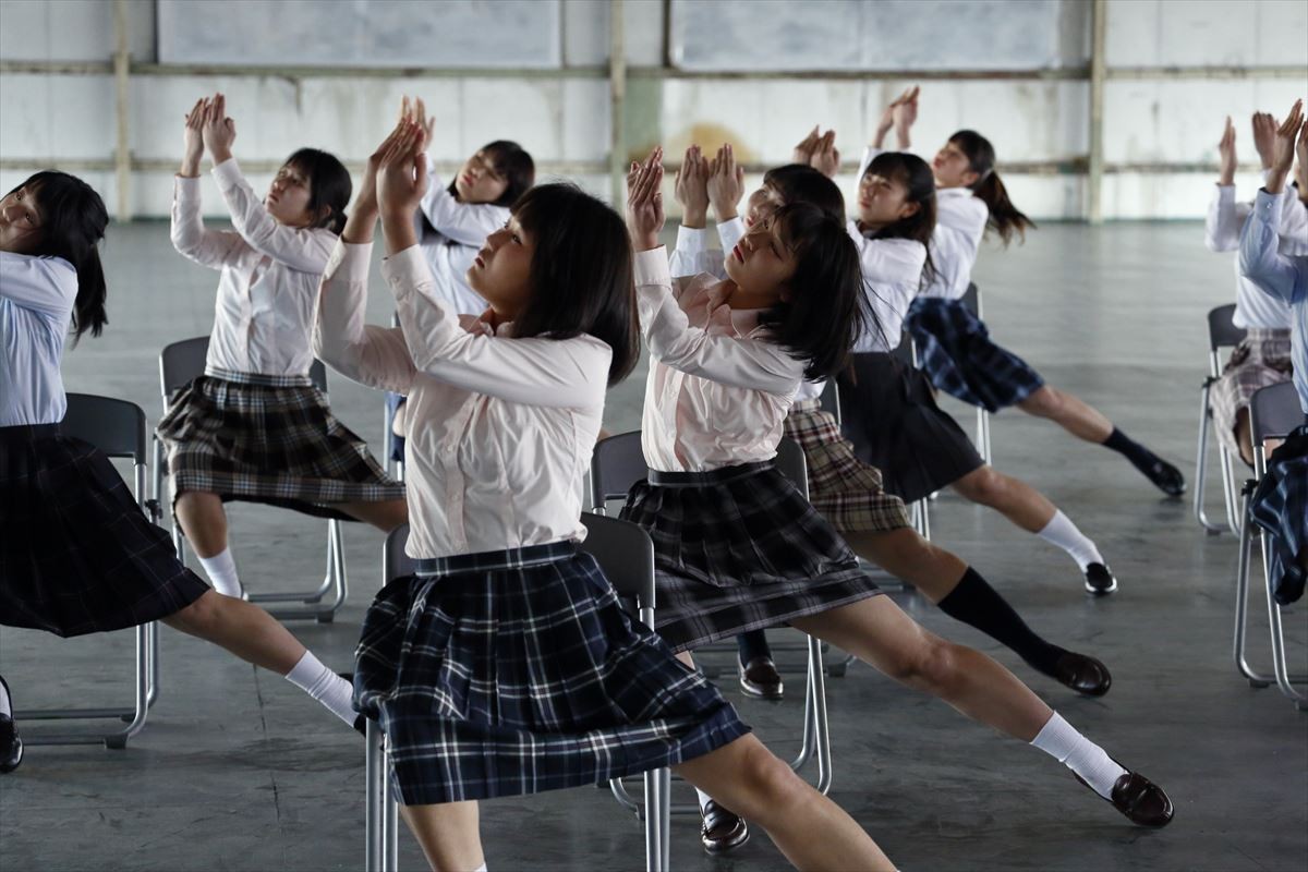 登美丘高校ダンス部コーチが仕掛ける　女子高生25人がシンクロダンス