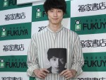 ファースト写真集『25．6』発売記念イベントを開催した坂口健太郎