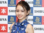 ファースト写真集『サニー／ムーン』発売イベントを開催した山本舞香