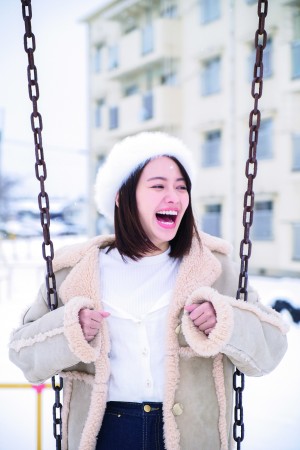 山本舞香ファースト写真集『サニー／ムーン』 