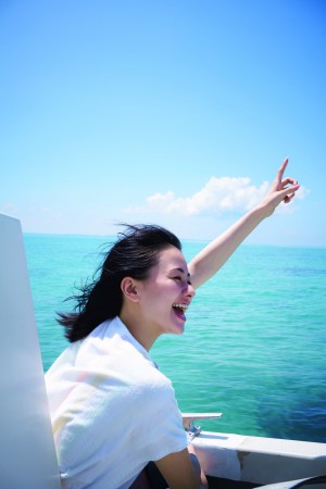 山本舞香ファースト写真集『サニー／ムーン』 