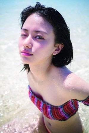 山本舞香ファースト写真集『サニー／ムーン』 
