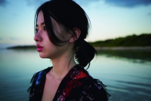 山本舞香ファースト写真集『サニー／ムーン』 