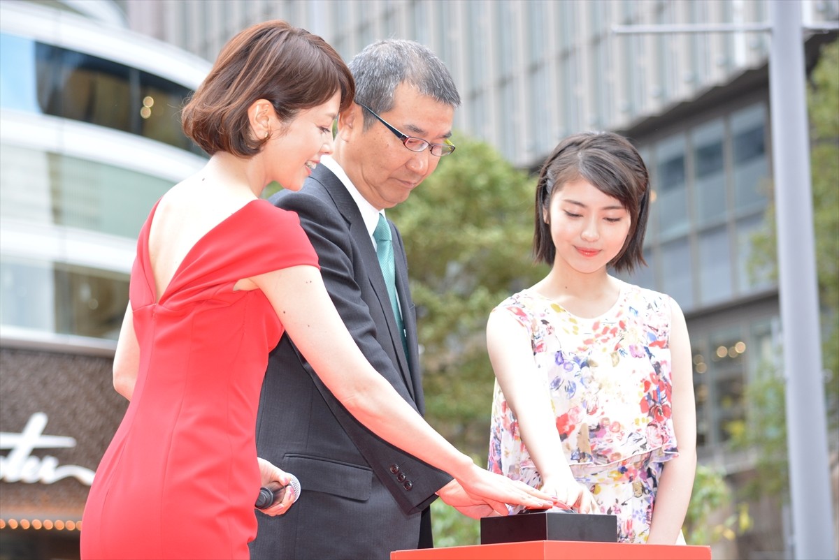 沢口靖子＆浜辺美波、“新・ゴジラ像”除幕式に参加 「親しみ感じる」