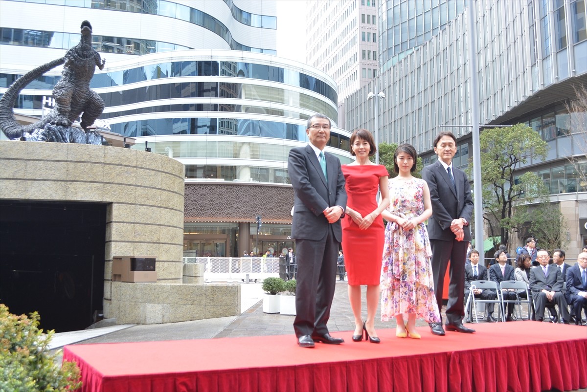 沢口靖子＆浜辺美波、“新・ゴジラ像”除幕式に参加 「親しみ感じる」