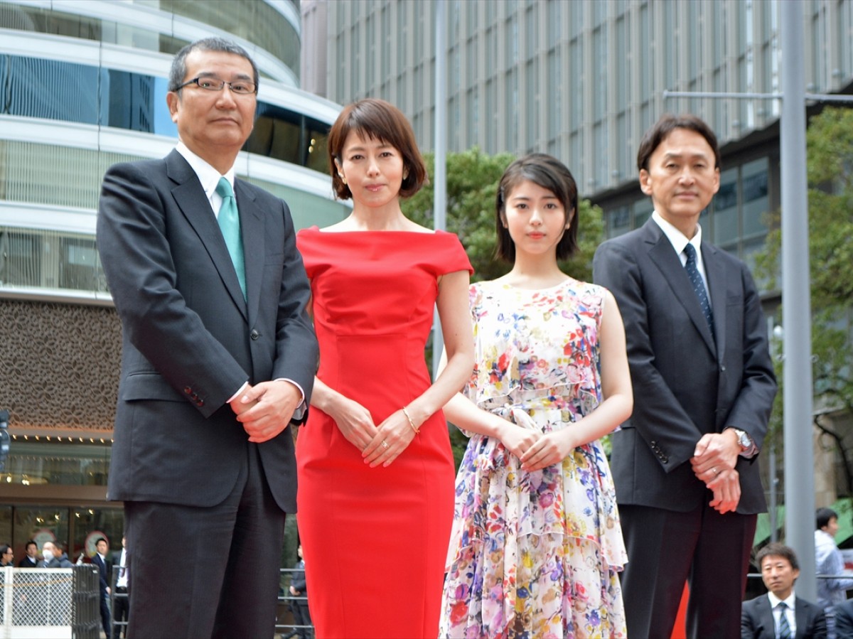 沢口靖子＆浜辺美波、“新・ゴジラ像”除幕式に参加 「親しみ感じる」