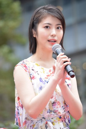 浜辺美波、新・ゴジラ像除幕式に登場