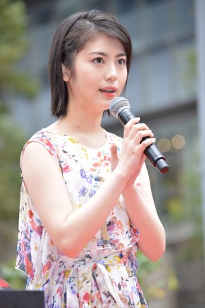 浜辺美波、新・ゴジラ像除幕式に登場