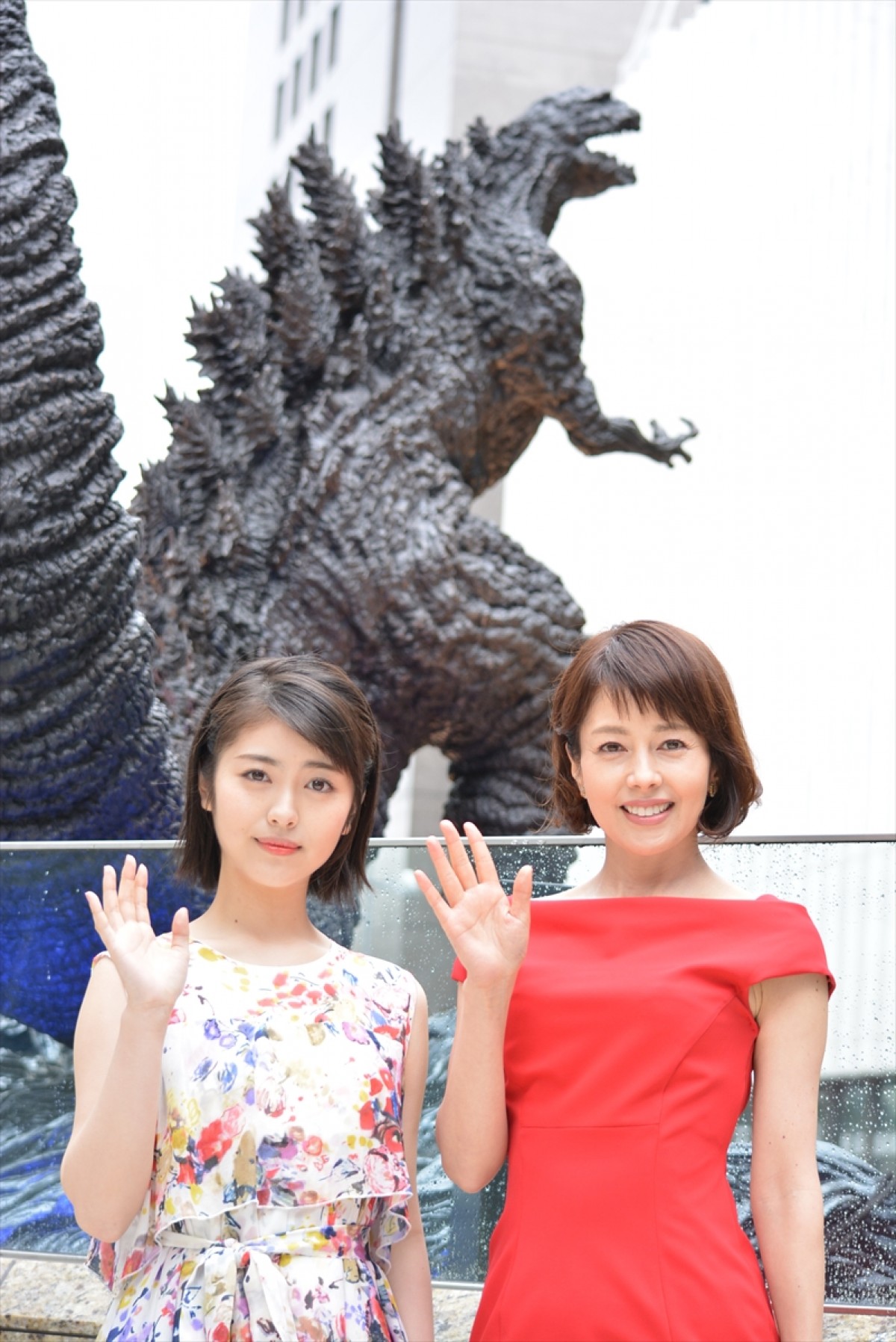 沢口靖子＆浜辺美波、“新・ゴジラ像”除幕式に参加 「親しみ感じる」