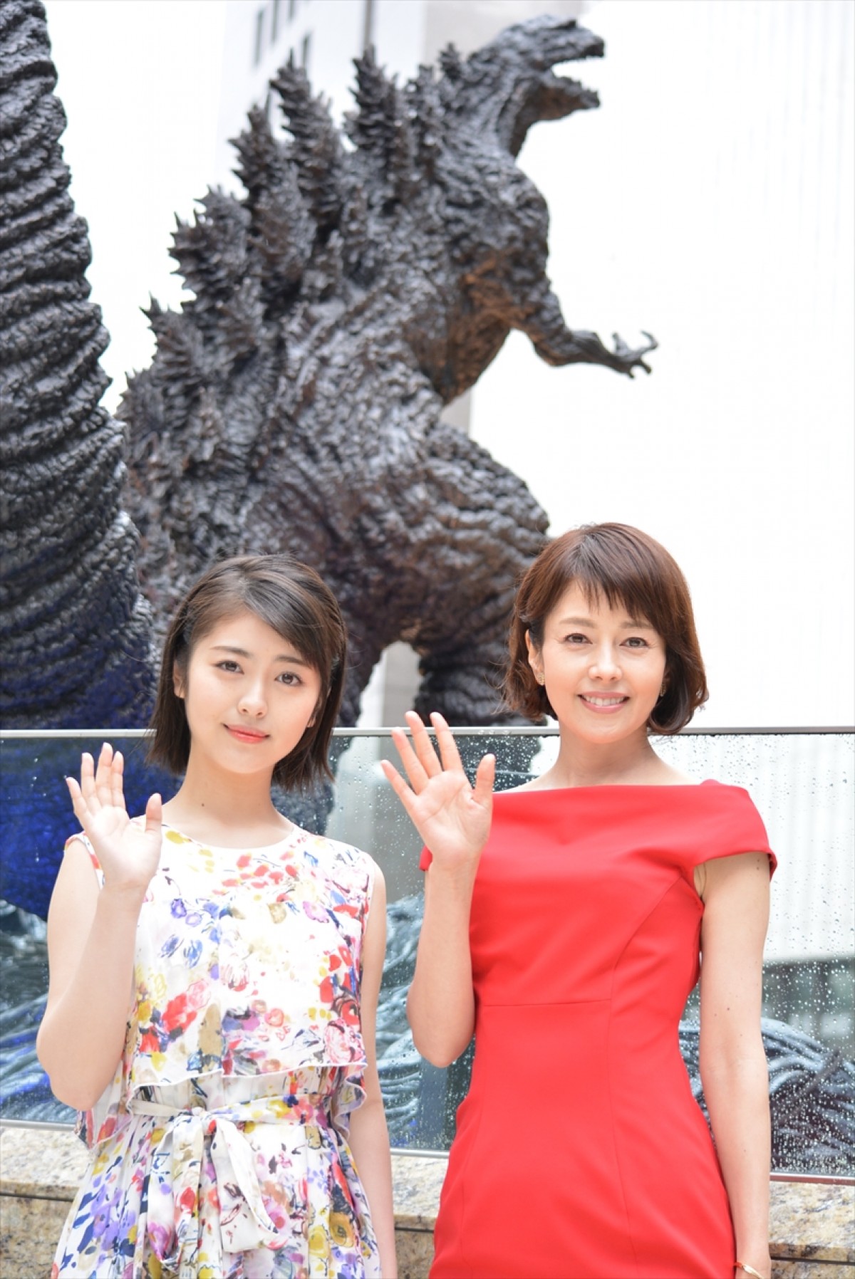 沢口靖子＆浜辺美波、“新・ゴジラ像”除幕式に参加 「親しみ感じる」