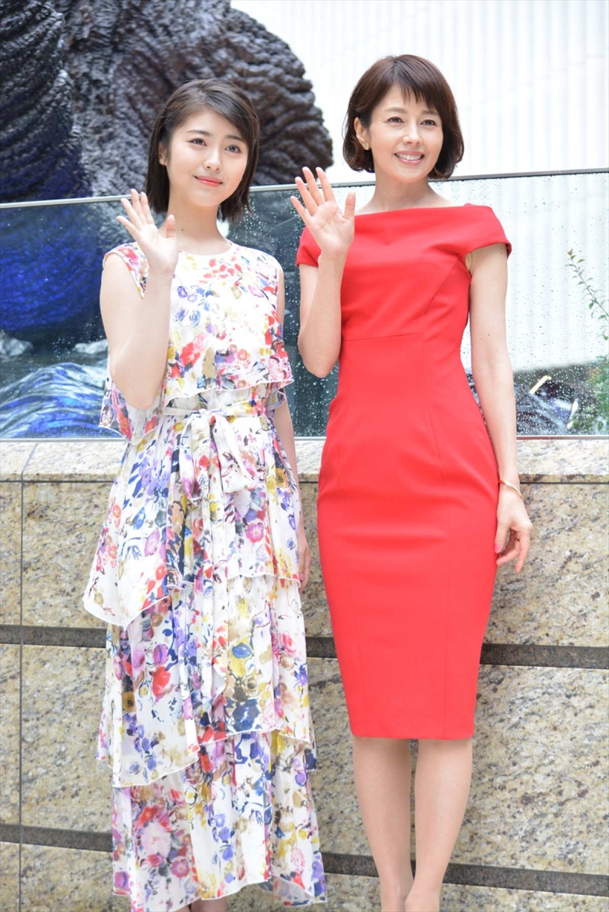 沢口靖子＆浜辺美波、“新・ゴジラ像”除幕式に参加 「親しみ感じる」