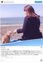 深田恭子、愛犬と一緒に海辺のドラマロケを満喫　※「深田恭子」インスタグラム