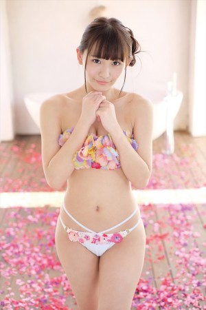 浅川梨奈ファーストブルーレイ＆DVD『お待たせしました！』イメージカット