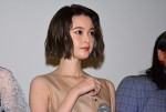 『女々演』初日舞台挨拶に登壇した玉城ティナ