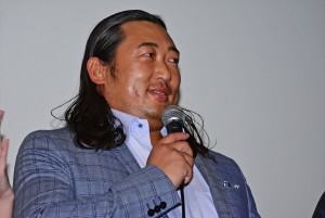 『女々演』初日舞台挨拶に登壇した秋山竜次