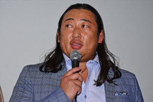 『女々演』初日舞台挨拶に登壇した秋山竜次