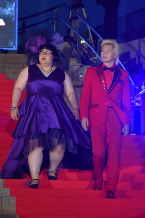 （左から）安藤なつ、カズレーザー