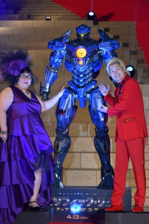 （左から）安藤なつ、カズレーザー