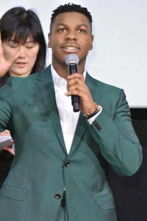 『パシフィック・リム：アップライジング』ジャパンプレミアに登場したジョン・ボイエガ