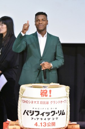 『パシフィック・リム：アップライジング』ジャパンプレミアに登場したジョン・ボイエガ
