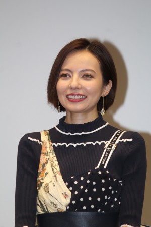 新時代劇『くノ一忍法帖 蛍火』試写＆会見に登場したベッキー