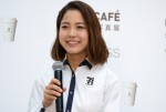 【写真】高梨沙羅のかわいいカフェ店員ファッション