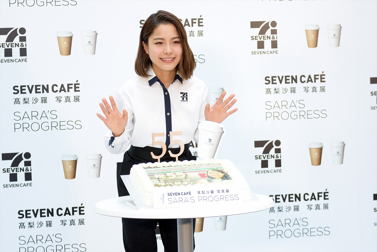 高梨沙羅、写真入りケーキに照れ笑い　やりたいことは「温泉に行きたい」
