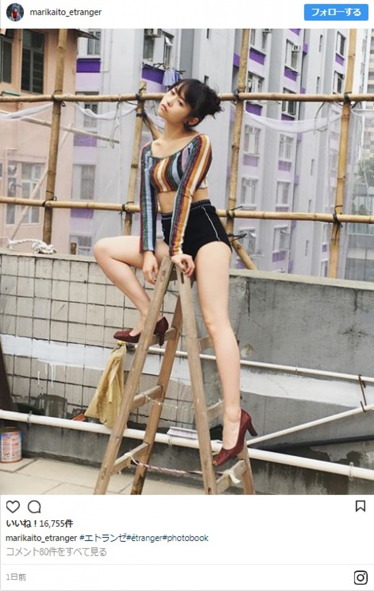 まりっかのこの色白美脚を見よ！　※「伊藤万理華写真集『エトランゼ』」公式インスタグラム