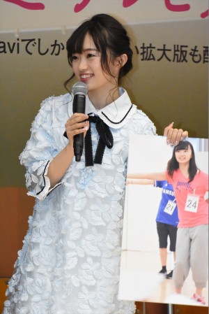 テレビ東京『青春高校3年C組』記者会見にて、10代の頃の写真を出すNGT48・中井りか