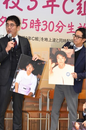 テレビ東京『青春高校3年C組』記者会見にて、10代の頃の写真を出すおぎやはぎ（小木博明、矢作兼）