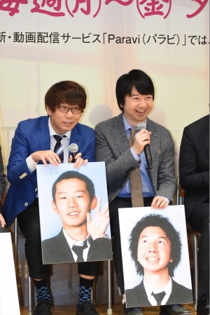 テレビ東京『青春高校3年C組』記者会見にて、10代の頃の写真を出す三四郎（小宮浩信、相田周二）