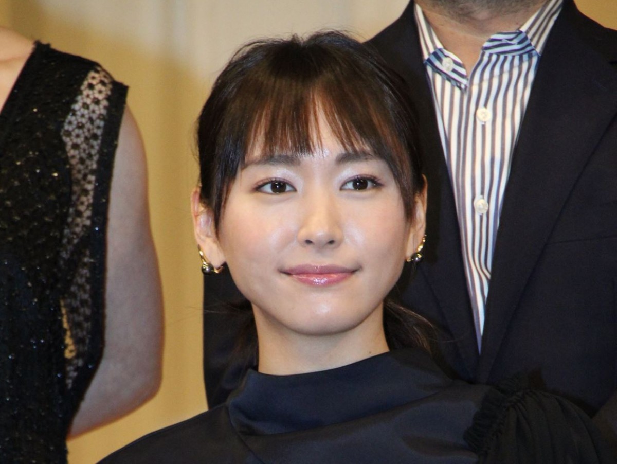 新垣結衣、男性が“デート飲みしたい有名人”第1位に　女性人気1位は？