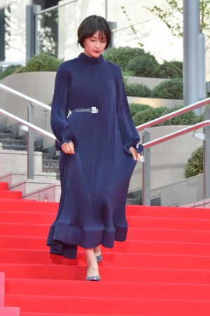 『ラプラスの魔女』完成披露記念イベントに登場した広瀬すず