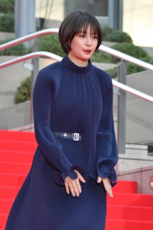 『ラプラスの魔女』完成披露記念イベントに登場した広瀬すず