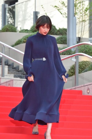 『ラプラスの魔女』完成披露記念イベントに登場した広瀬すず