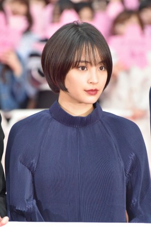 『ラプラスの魔女』完成披露記念イベントに登場した広瀬すず