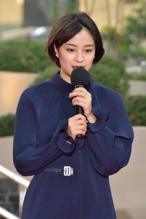 『ラプラスの魔女』完成披露記念イベントに登場した広瀬すず