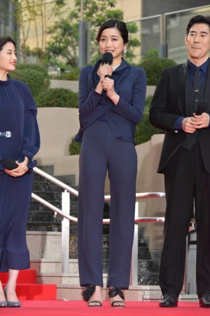 『ラプラスの魔女』完成披露記念イベントに登場した佐藤江梨子