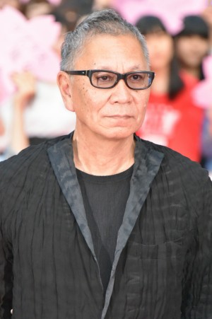 『ラプラスの魔女』完成披露記念イベントに登場した三池崇史監督