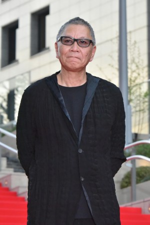 『ラプラスの魔女』完成披露記念イベントに登場した三池崇史監督