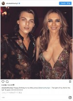 【写真】エリザべス・ハーレイ、美バスト健在！ 大胆ドレスで息子のBDを祝福