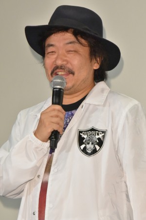 『クソ野郎と美しき世界』完成披露初日舞台挨拶に登場した園子温監督