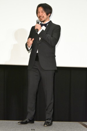 『クソ野郎と美しき世界』完成披露初日舞台挨拶に登場した児玉裕一監督