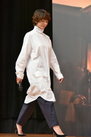 映画『焼肉ドラゴン』完成披露試写会イベントに登壇した真木よう子