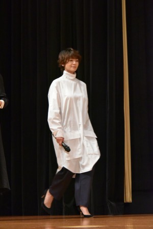 映画『焼肉ドラゴン』完成披露試写会イベントに登壇した真木よう子