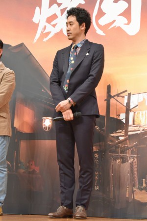 映画『焼肉ドラゴン』完成披露試写会イベントに登壇した大泉洋